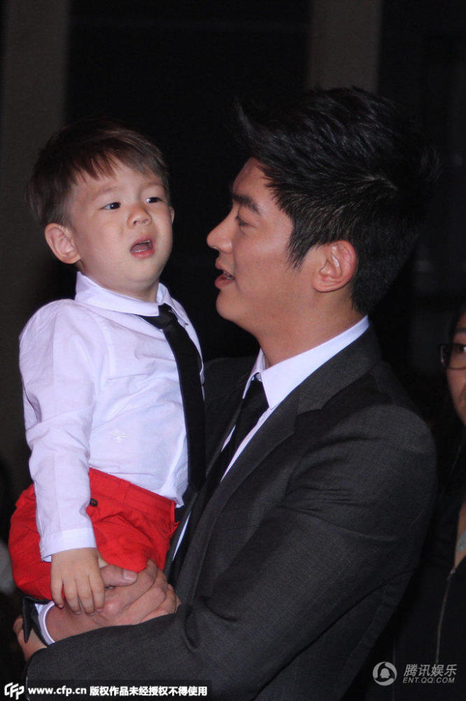 嗯哼吐舌卖萌电眼迷人 霍思燕帮子整衣母爱爆