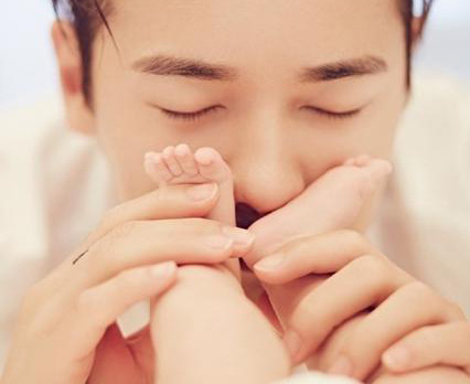 34岁高云翔庆生,奶爸亲吻宝宝脚丫_学生时代网