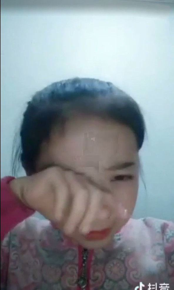 小女孩抖音直播死妈:哭着喊妈妈被车撞死了,去医院已经晚了!