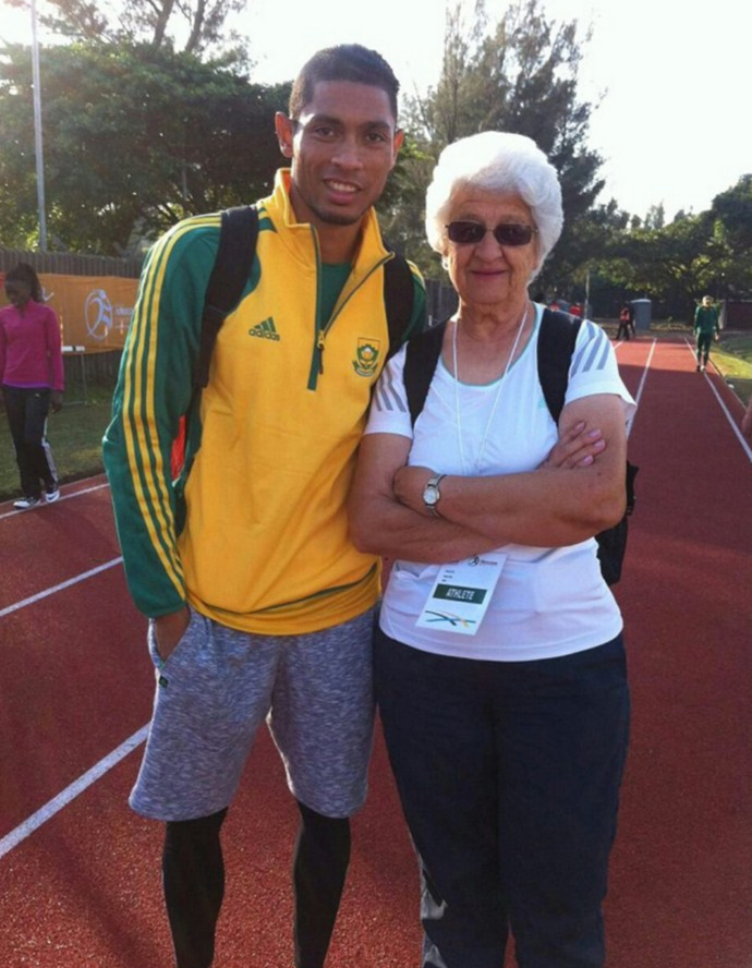 带你飞!74岁奶奶级教练带出短跑飞人_学生时代