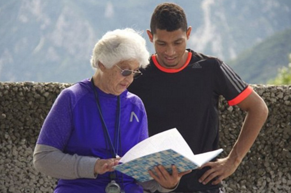 这位奶奶级教练 带出了地球上跑得最快的人之