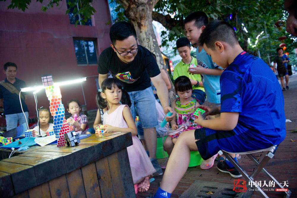 医生兼职教魔方 摆摊收徒300人_学生时代网触