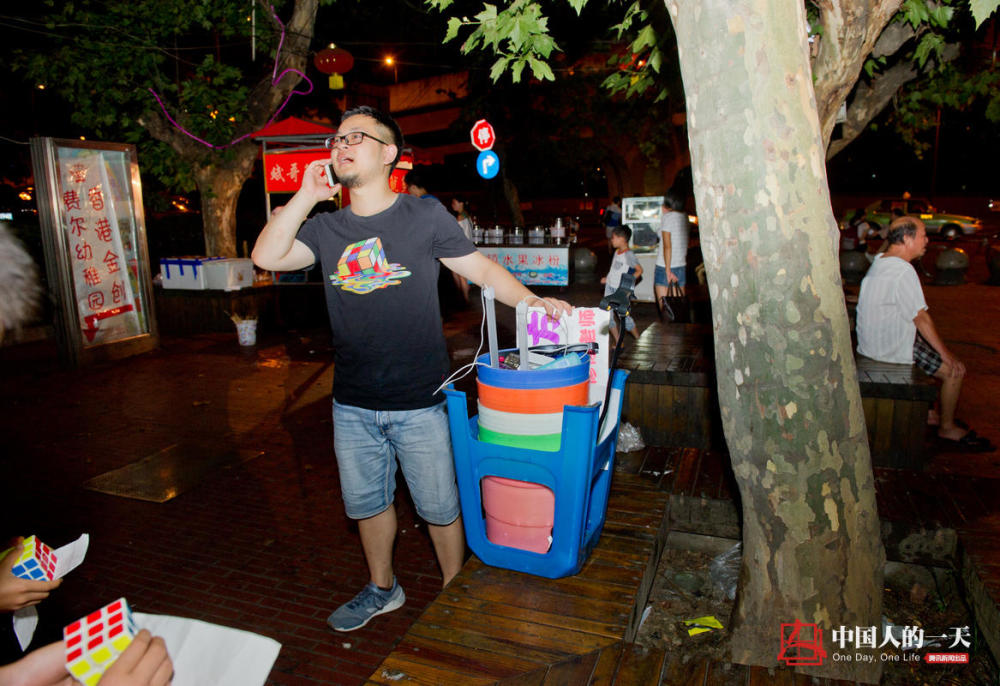 医生兼职教魔方 摆摊收徒300人_学生时代网触