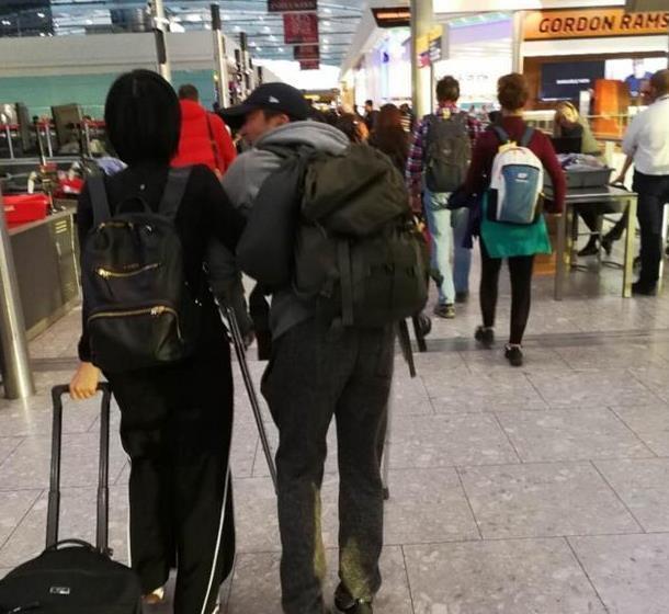 吴京国外获奖回国,机场余男搀扶,并且自己拿行李