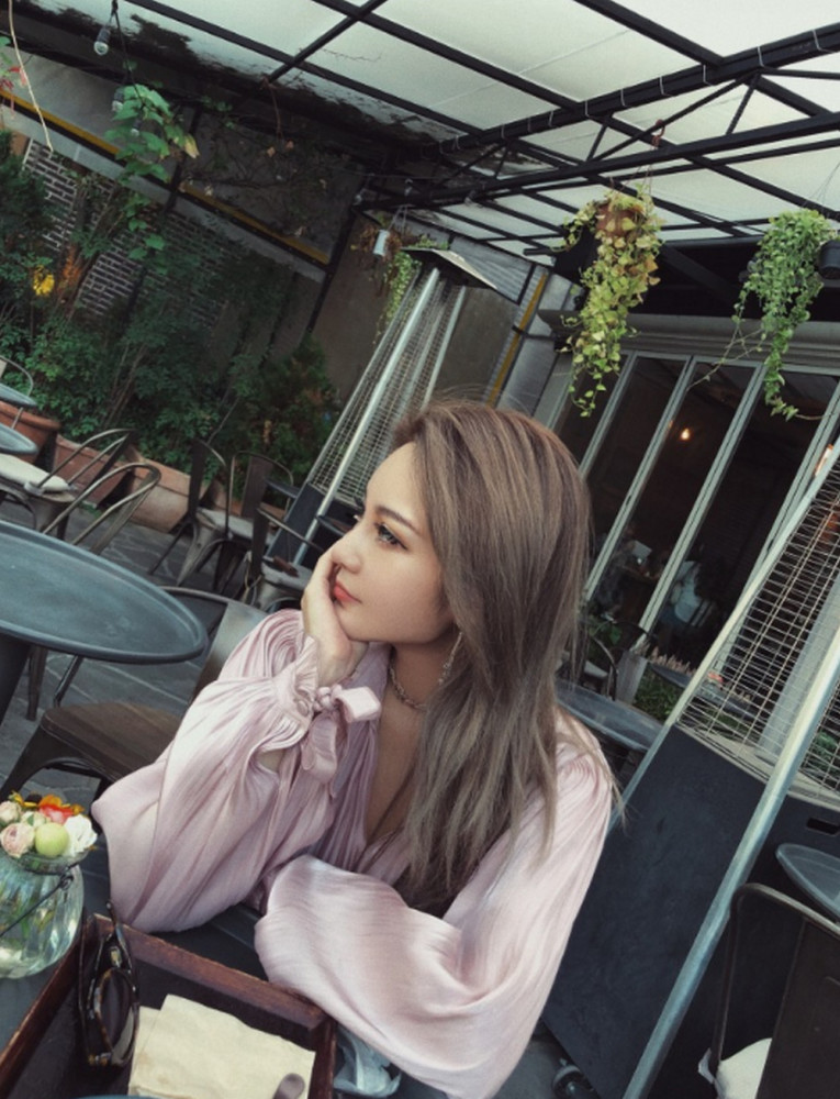 周扬青着短裙秀吸睛美腿 和罗志祥越来越有夫妻相