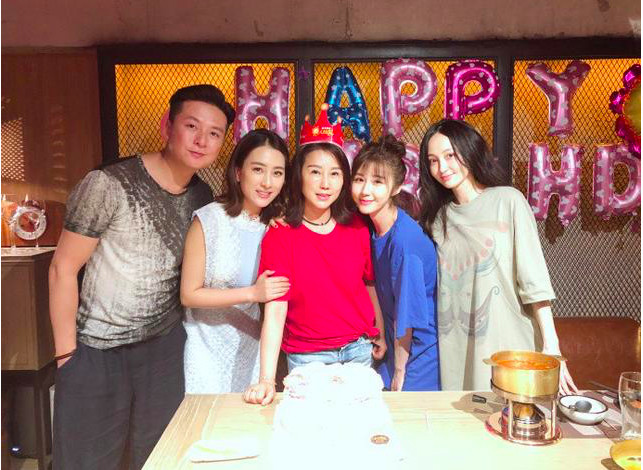 李沁蒋梦婕早年旧照曝光,姚笛时尚得要命,但杨洋显得很老土!