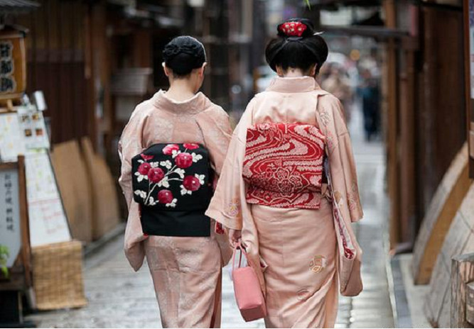 而日本同样也有这方面的规矩,而日本最为传统的服装就是和服了.
