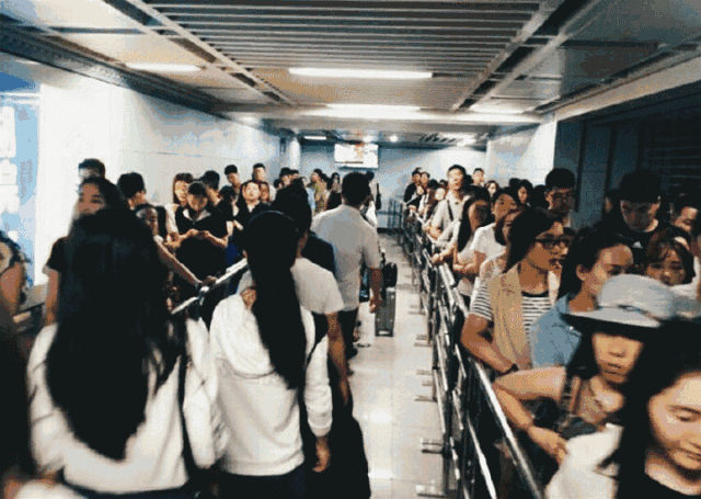 细数地铁里最让人不舒服的行为!你最反感哪一个?