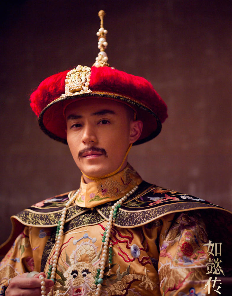 霍建华帝王神态十足,与周迅一起演绎宫斗剧,如