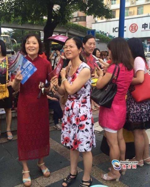 高考考场外陪考家长的"最表情"