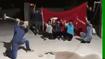 用大锤砸烂美国产手机 此外,不少土耳其民众还通过抵制美国货,火烧