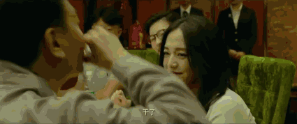 《找到你》最新预告- 两位母亲 李捷是最常见的 职场女性,走路带风