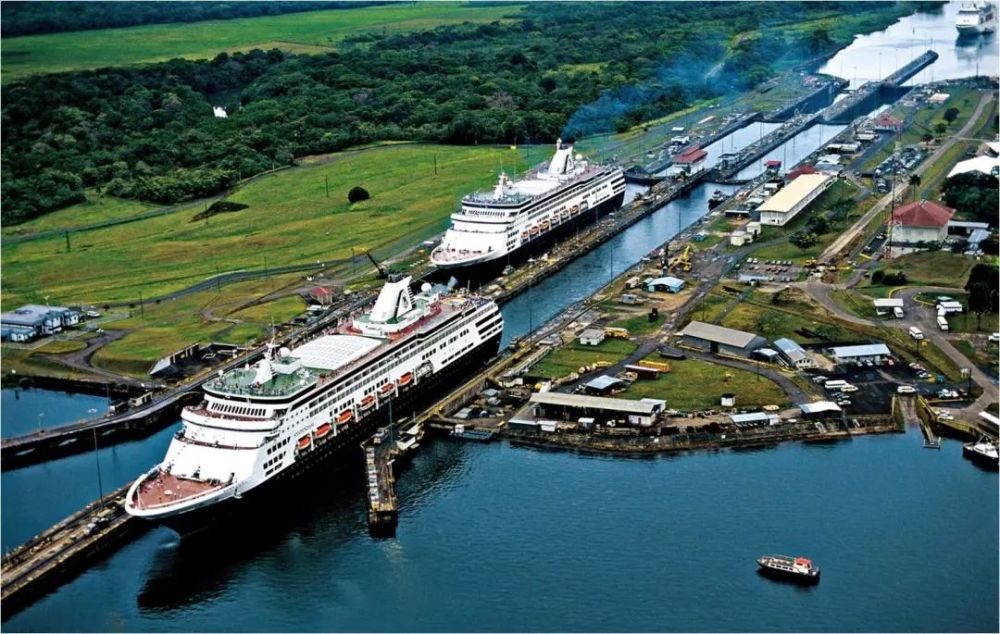 巴拿马运河(panama canal)是连接太平洋和大西洋的航运要道,被列为"