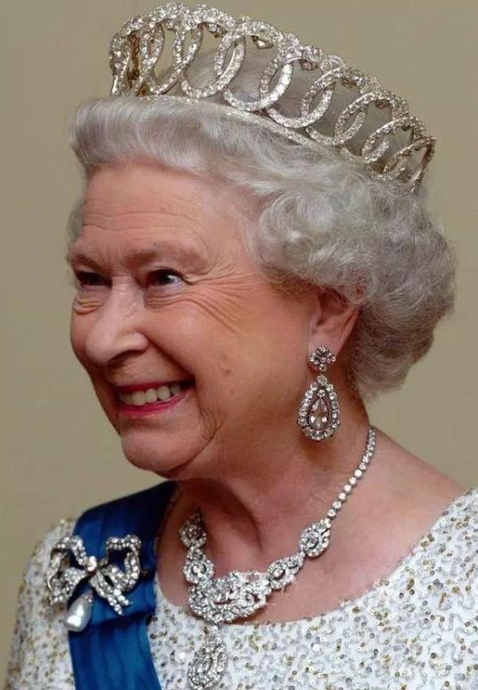 图中英国女王佩戴的皇冠就是将其的绿宝石拿了下来,变成了新的皇冠,是