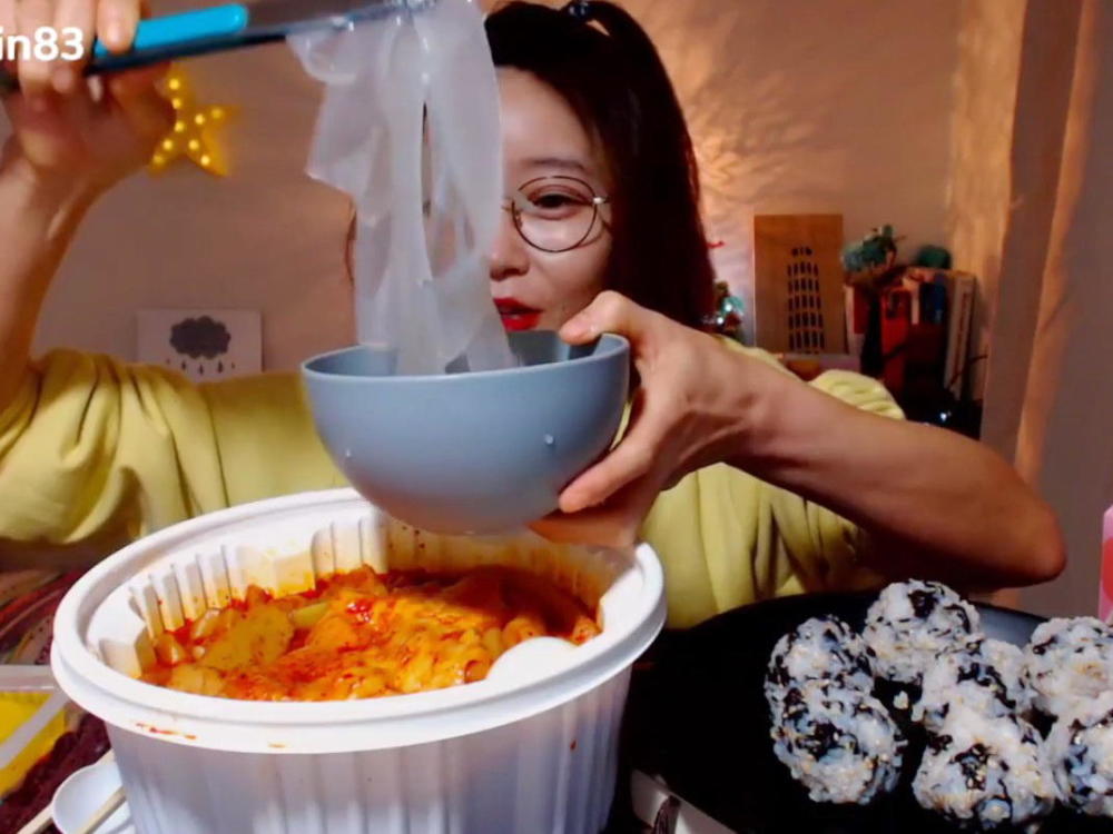 宽粉小姐姐吃韩国麻辣烫,点外卖花14000元,网