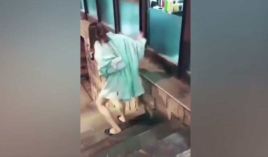 七夕过后,美女走路腿脚不利索了,走路都需要扶墙!