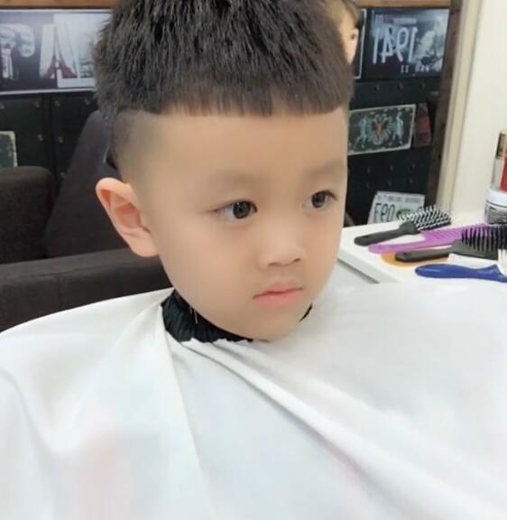 3岁小帅哥到理发店剪发型,剪完秒变钻石王老五,网友:这是第108个想