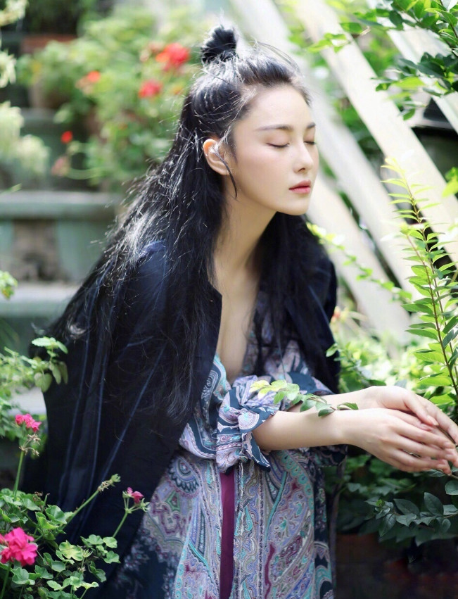 张馨予婚后颜值又涨了,扎"道姑头"也可以美得脱俗,气质绝了!