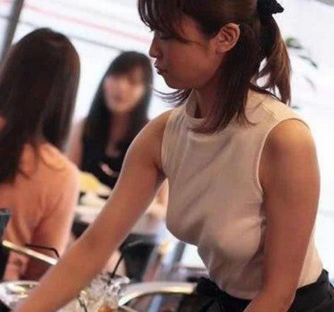 14,搞笑趣图:新招来的服务员,上班才一个月,店里的营业额直线上升啊