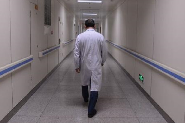 医生交接失误忘做手术,三个月后被迫补做,责任