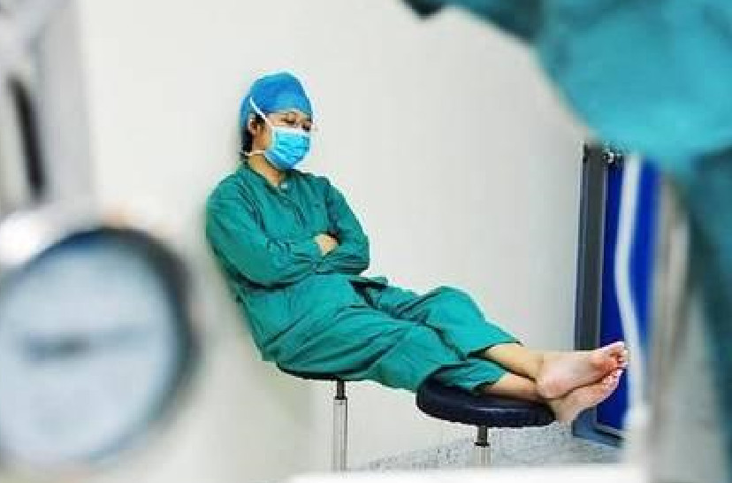 医生交接失误忘做手术,三个月后被迫补做,责任