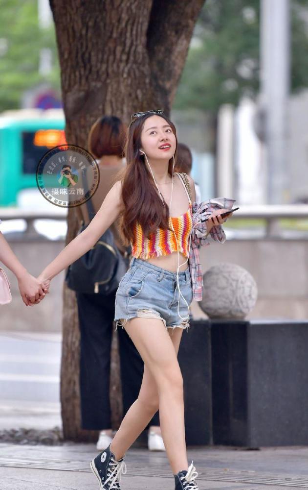 街拍佛山:颜值高,还会穿搭,简直就是倾国倾城!
