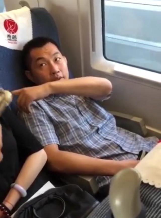 霸座有毒,高铁霸座男刚火,火车又现霸座女