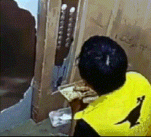近段时间,网上两段关于外卖小哥偷吃食品,以及往里面吐口水的视频.