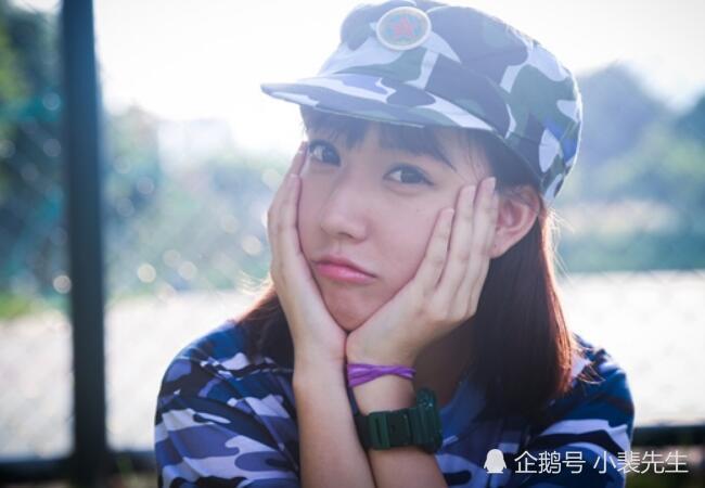 大一新生军训时,为什么男生容易晒黑,女生不会