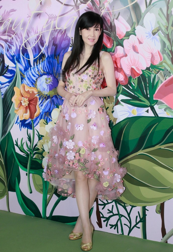 周慧敏50岁了又怎样,穿粉色花朵薄纱裙,还不是美回少女样儿!