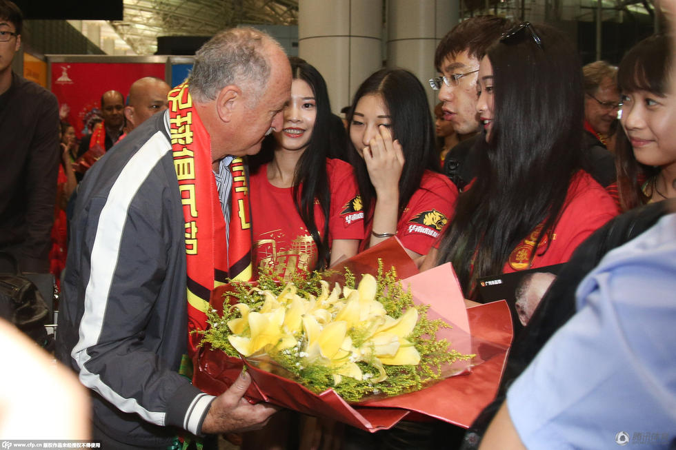 恒大新帅斯科拉里抵广州 美女球迷接机_学生时