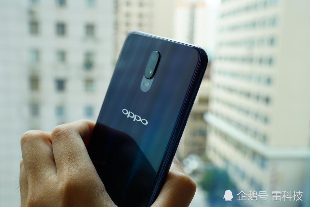 oppo r17真机图赏:水滴屏,屏占比达91.5%,水与光的流动之美