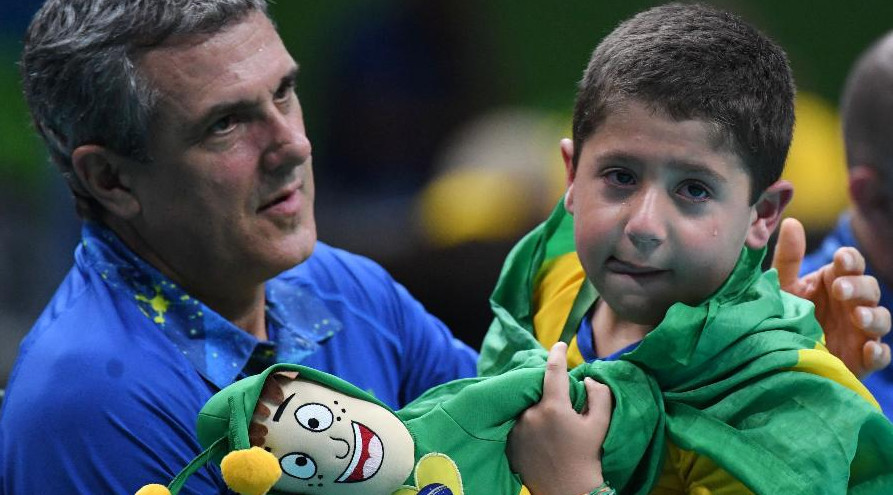 中国女排赢了比赛 巴西主帅爱孙哭泣_学生时代