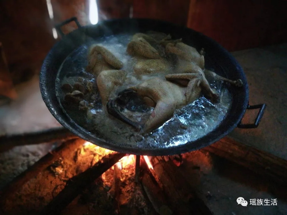 到了七月十四这天,人们忙着杀鸡杀鸭.