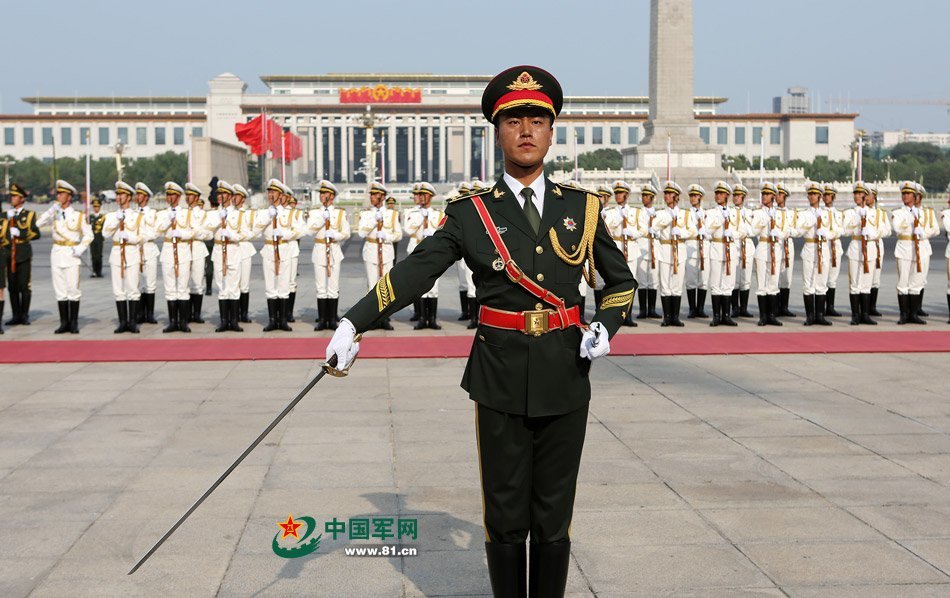 2014年8月27日,中国人民解放军三军仪仗队穿着新礼宾服接受检阅.