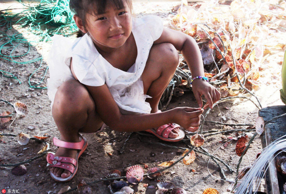 他们的暑假:工地搬砖街头练摊只为学费_学生时