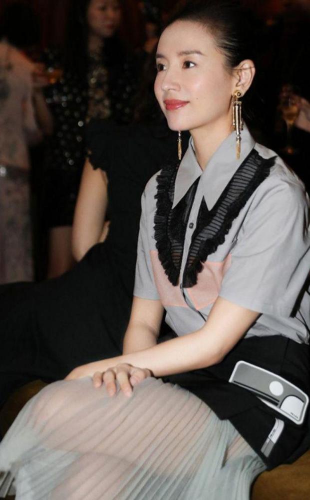 38岁董洁又不安分了,旗袍款式印花裙显小20岁,网友:少女感十足