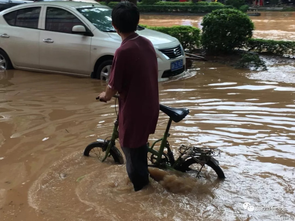 高州这段雨中喝酒视频刷屏朋友圈,真是雨淋""高手"啊!