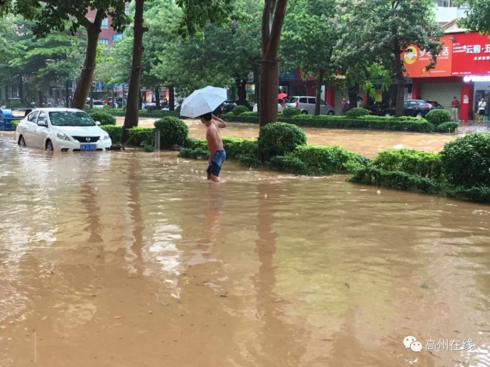 高州这段雨中喝酒视频刷屏朋友圈,真是雨淋""高手"啊!