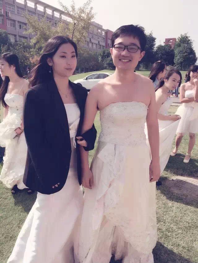 南京大学生毕业照秀身姿 男生穿女装