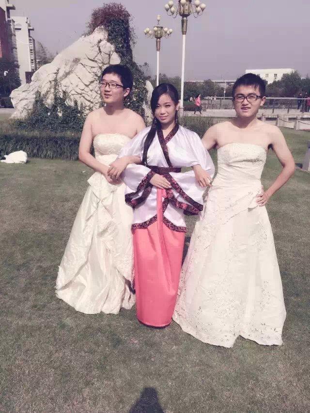南京大学生毕业照秀身姿 男生穿女装