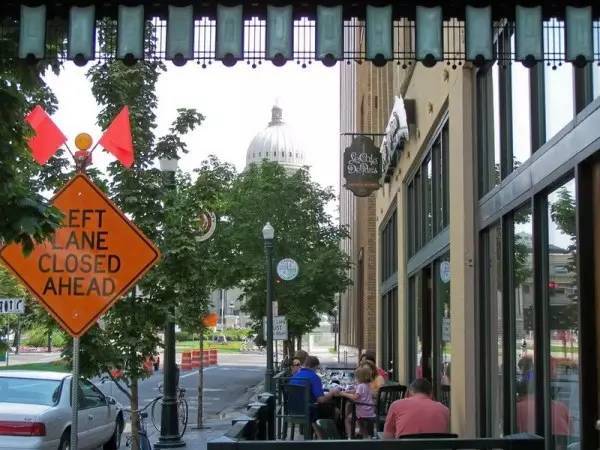 美国西部穷山沟的住宅生活,震惊到让人想哭_-