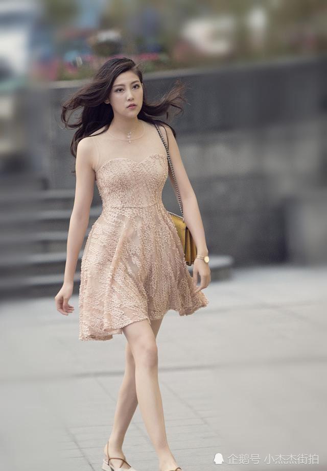 大连街拍,简单又优雅的夏日穿搭,让你演绎最美的风情