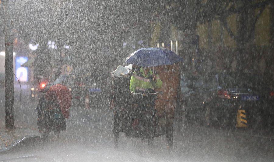 外卖小哥被雨打得生