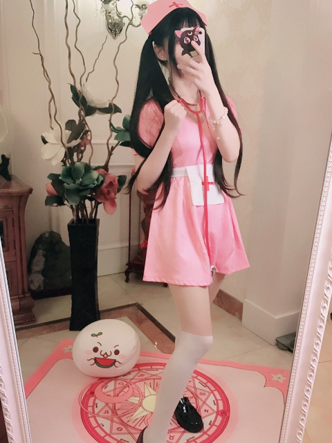 蔡萝莉cos护士照,看到图四这个姿势,网友直呼:未成年禁止观看!