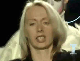 搞笑图片幽默段子笑话:陪闺蜜去买文胸,售货员是个男的