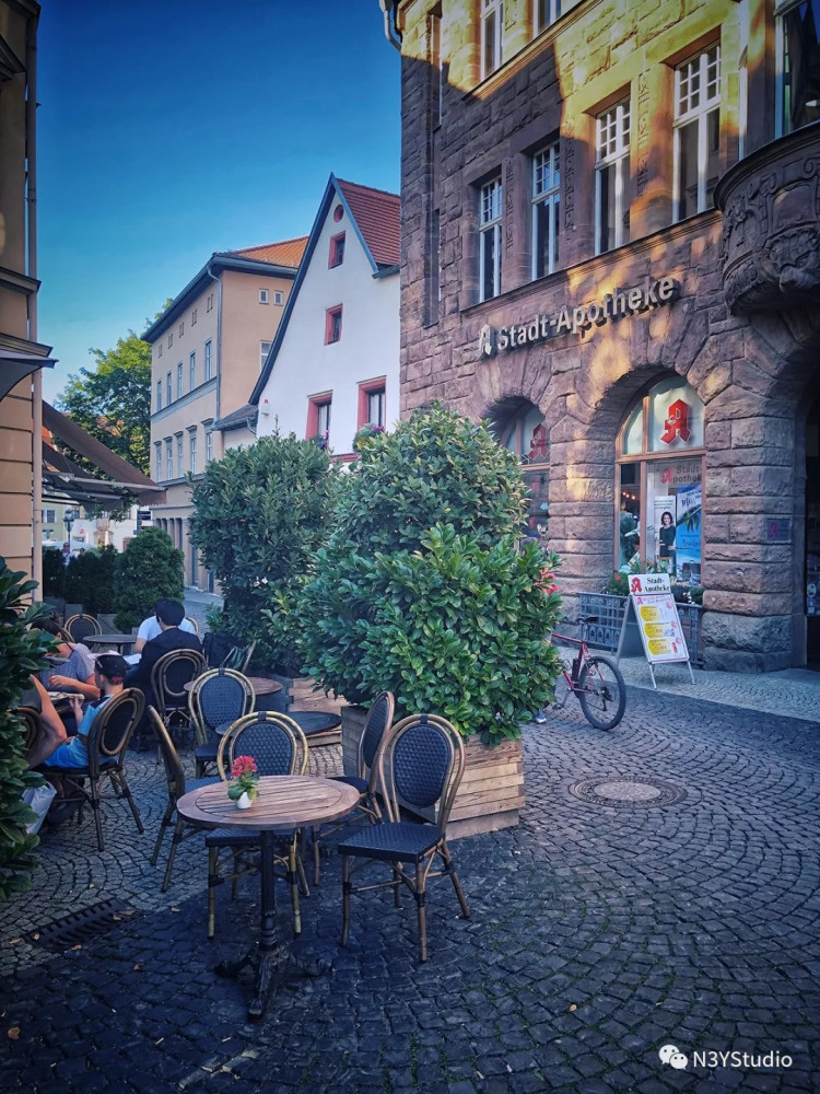 魏玛城市的街角咖啡馆