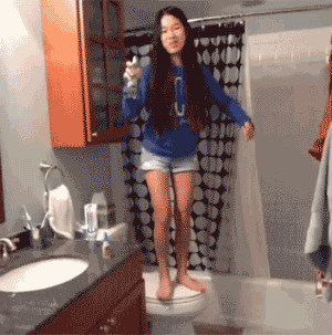 gif搞笑:今天如愿去了女友寝室,现在我单身了
