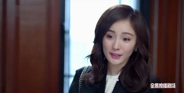 跟着杨幂学习夏日职场穿搭,优雅与干练两不误