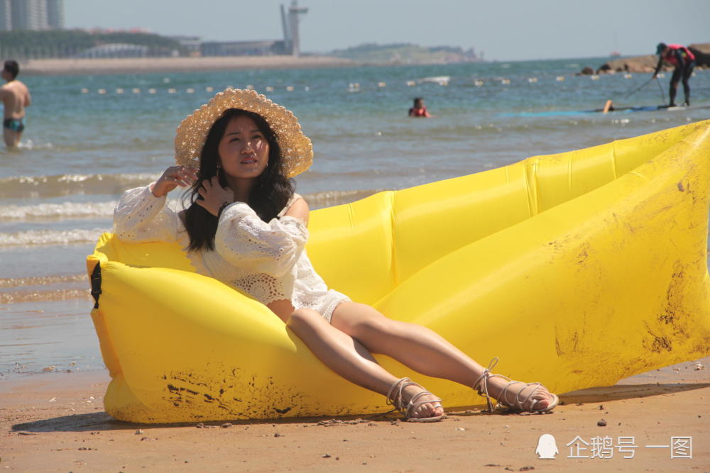 青岛再现"立秋蓝",海边比基尼美女如云